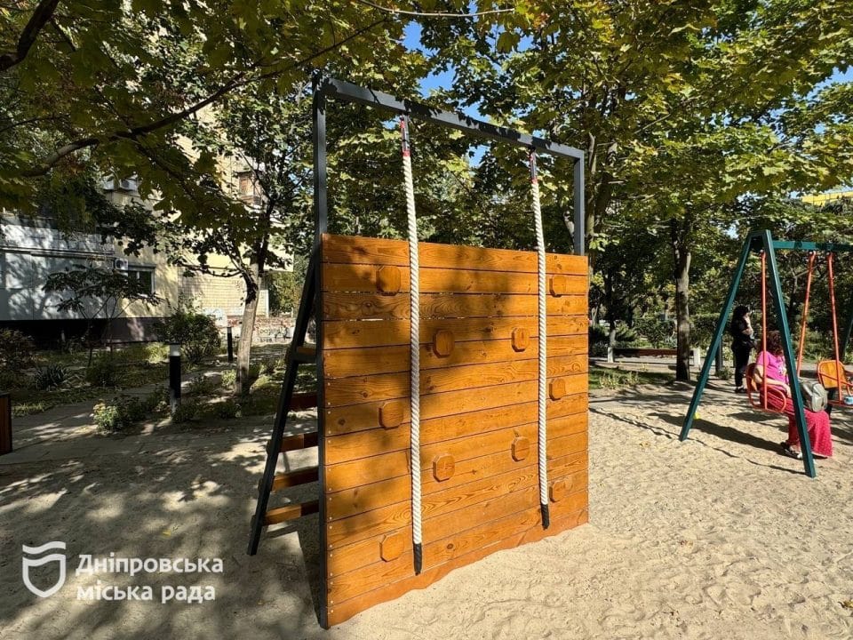 У Дніпрі в сквері ім. Євгенія Єніна з'явився дитячий майданчик - рис. 5