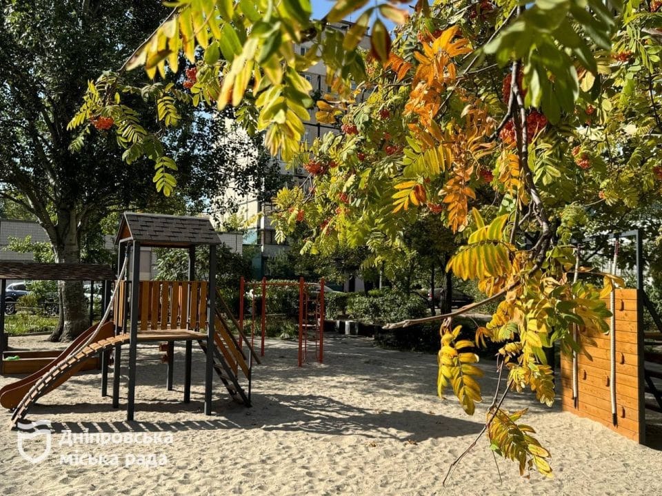 У Дніпрі в сквері ім. Євгенія Єніна з'явився дитячий майданчик - рис. 10