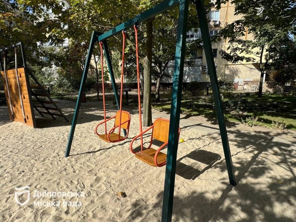У Дніпрі в сквері ім. Євгенія Єніна з'явився дитячий майданчик - рис. 1