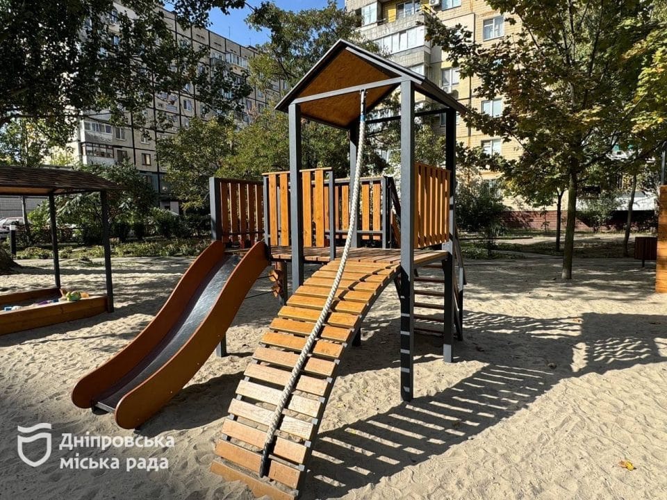 У Дніпрі в сквері ім. Євгенія Єніна з'явився дитячий майданчик - рис. 2
