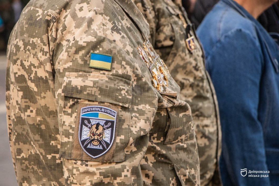 У Дніпрі у День захисників та захисниць України поклали квіти до меморіалу