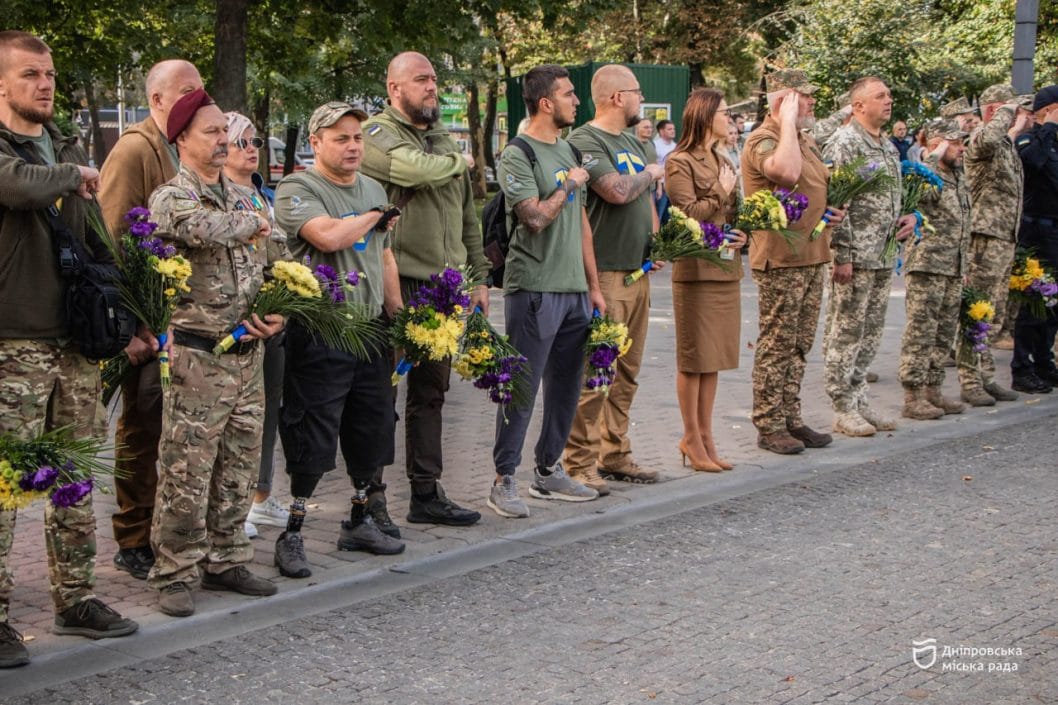 У Дніпрі у День захисників та захисниць України поклали квіти до меморіалу
