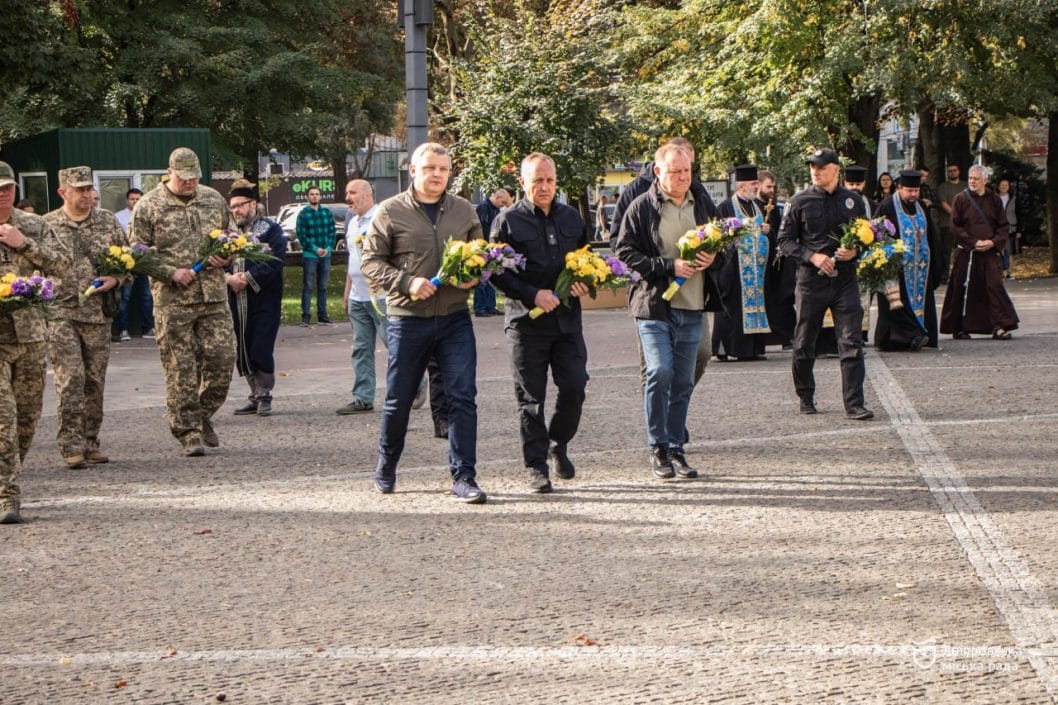У Дніпрі у День захисників та захисниць України поклали квіти до меморіалу