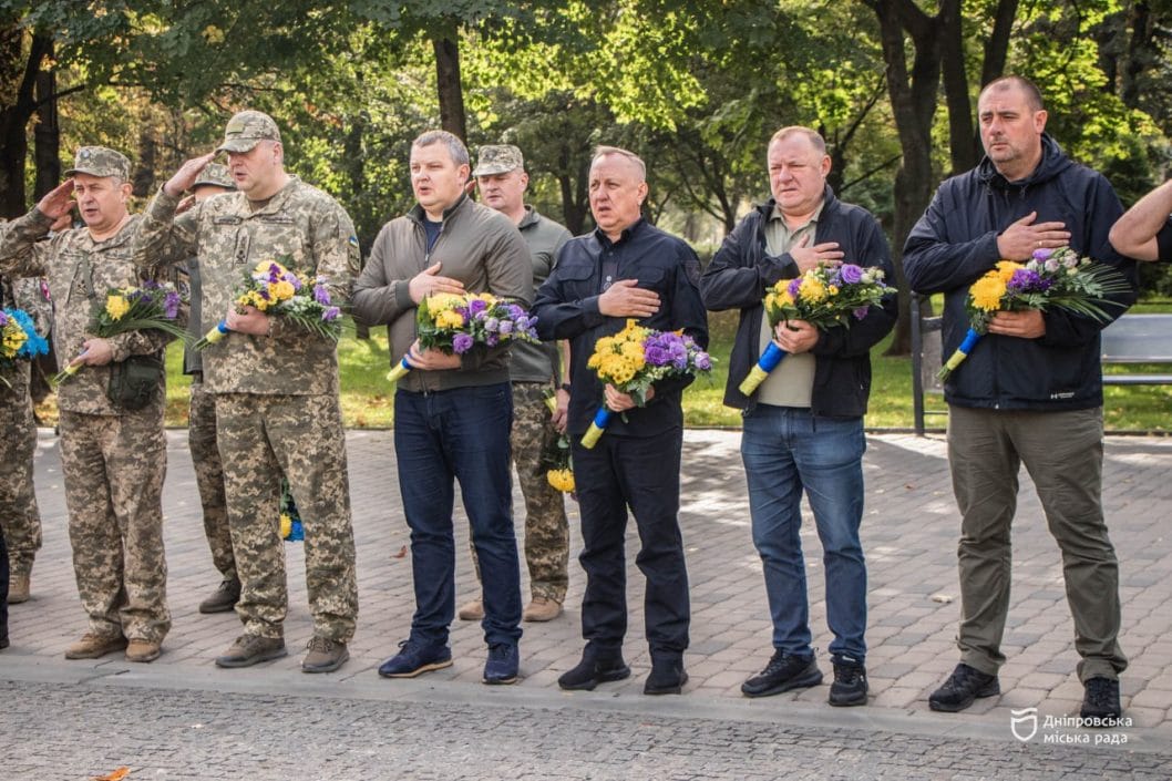 У Дніпрі у День захисників та захисниць України поклали квіти до меморіалу