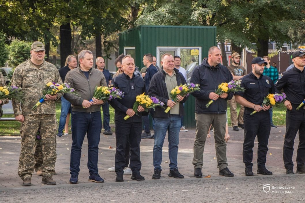 У Дніпрі у День захисників та захисниць України поклали квіти до меморіалу