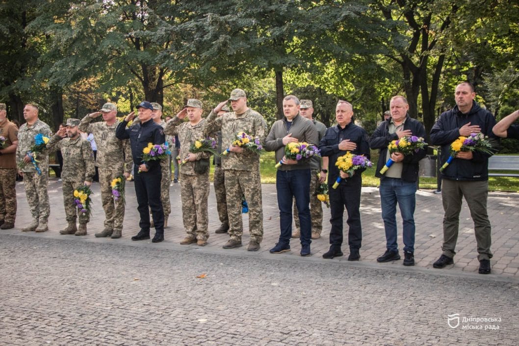 У Дніпрі у День захисників та захисниць України поклали квіти до меморіалу