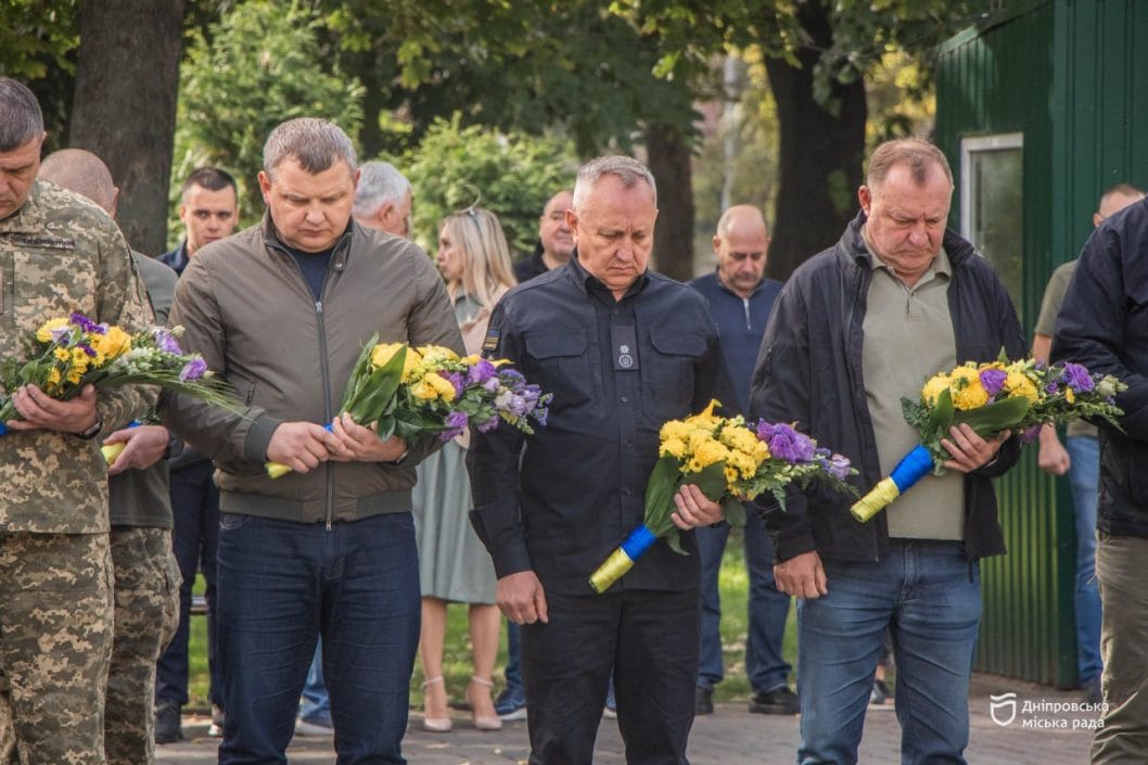 У Дніпрі у День захисників та захисниць України поклали квіти до меморіалу