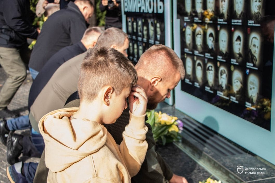 У Дніпрі у День захисників та захисниць України поклали квіти до меморіалу