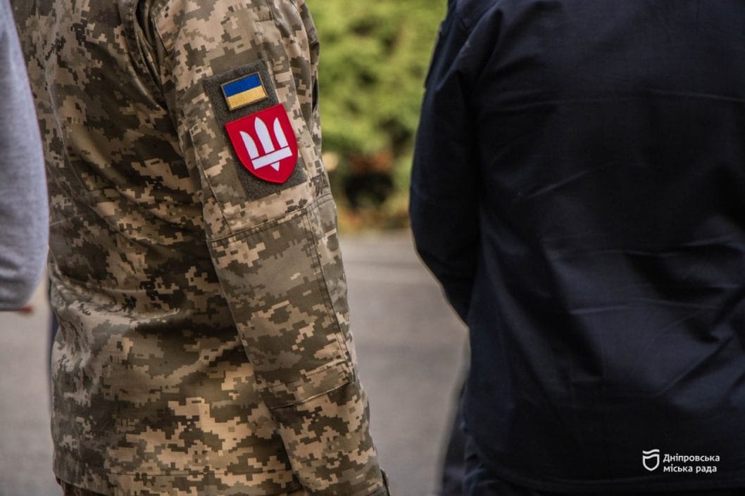 У Дніпрі у День захисників та захисниць України поклали квіти до меморіалу