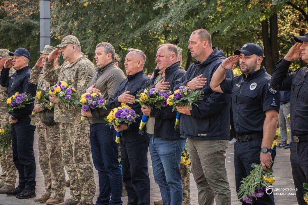 У Дніпрі у День захисників та захисниць України поклали квіти до меморіалу