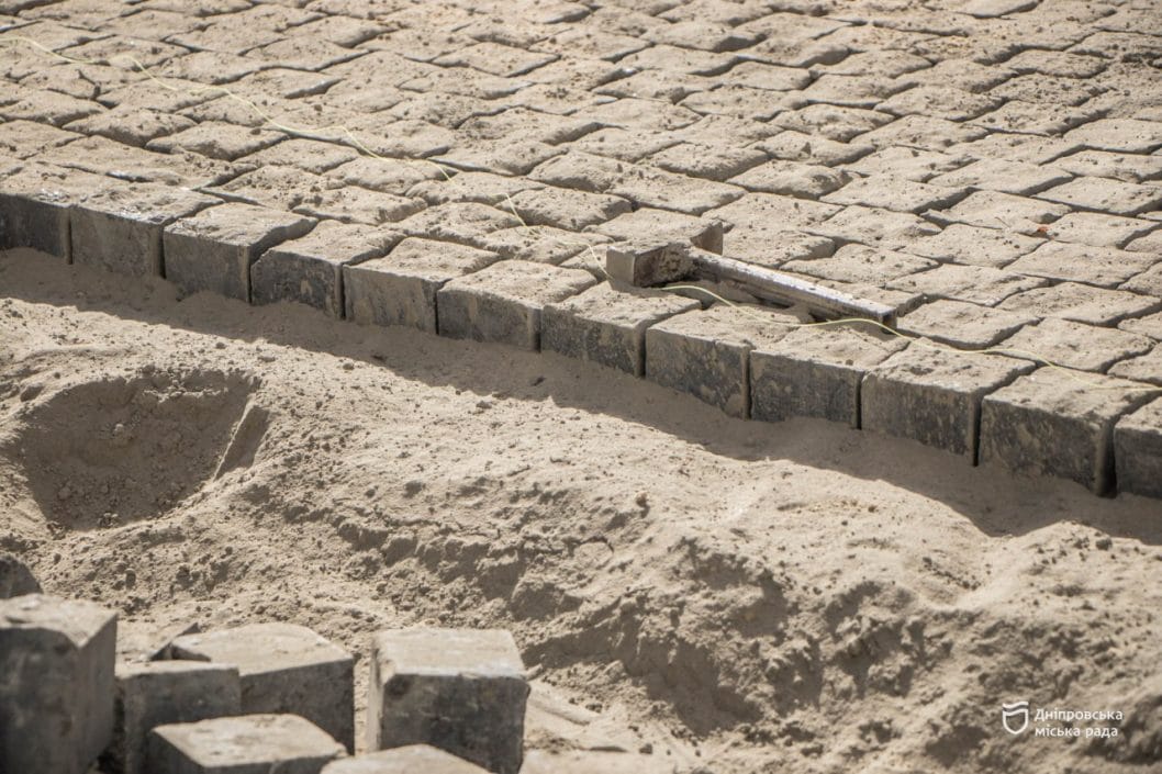 У Дніпрі комплексно оновлюють площу Соборну, де вперше у місті влаштовують віденські платформи  - рис. 2