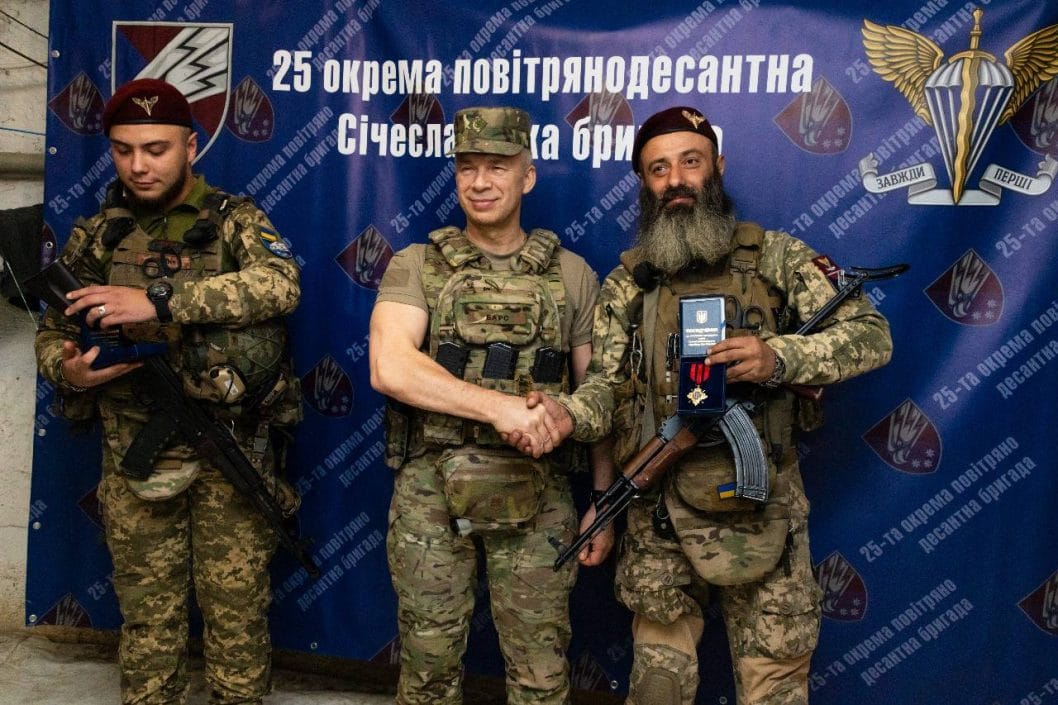 Головнокомандувач ЗСУ нагородив воїнів Січеславської бригади з Дніпра за стійкість на фронті