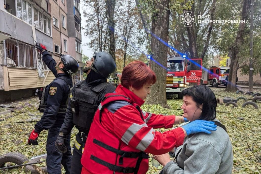 Спасли 7 человек: чрезвычайники показали кадры последствий утренней атаки по Кривому Рогу - рис. 3