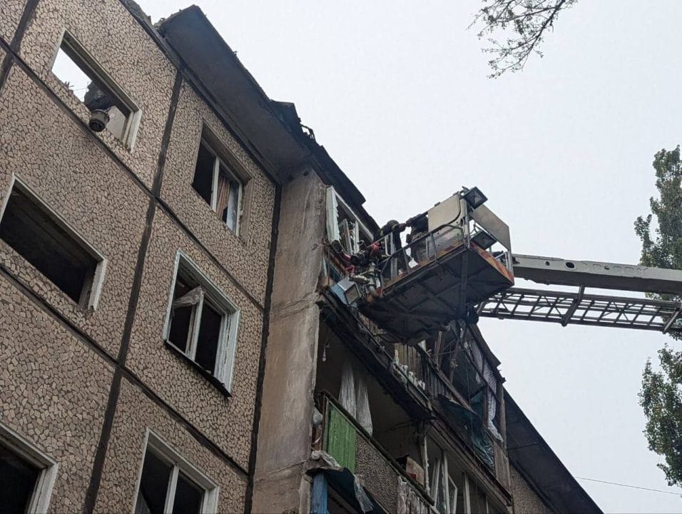 Спасли 7 человек: чрезвычайники показали кадры последствий утренней атаки по Кривому Рогу - рис. 5