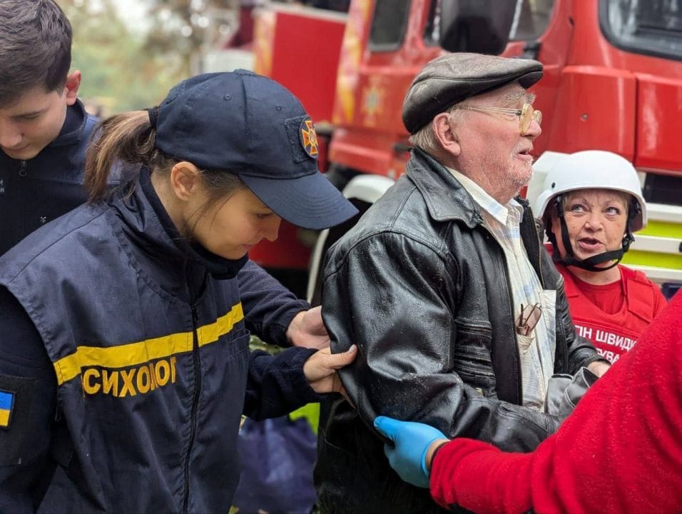 Спасли 7 человек: чрезвычайники показали кадры последствий утренней атаки по Кривому Рогу - рис. 8