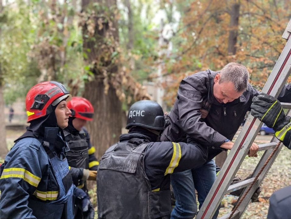 Спасли 7 человек: чрезвычайники показали кадры последствий утренней атаки по Кривому Рогу - рис. 9