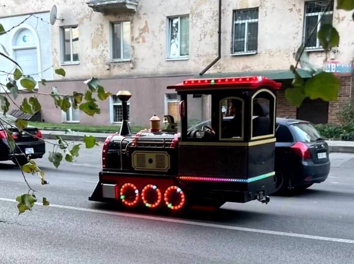 По улицам Днепра ездил праздничный поезд - рис. 1