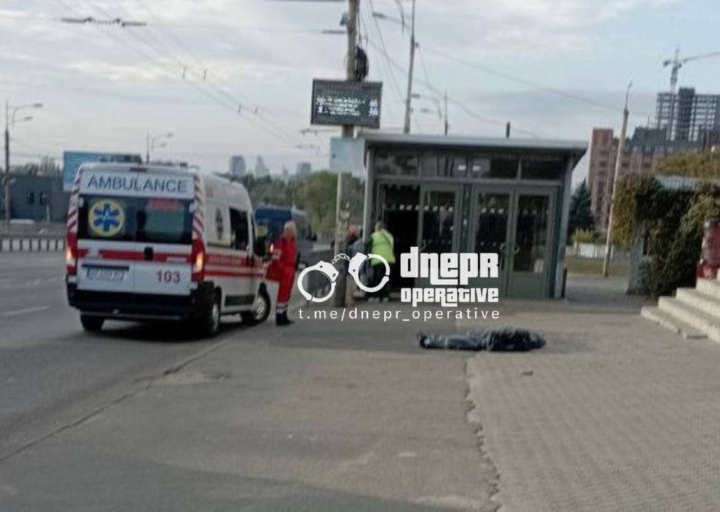 Ожидал маршрутку: в Днепре на остановке умер мужчина - рис. 1