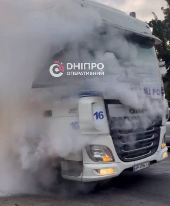 У Дніпрі на перехресті спалахнула фура: виник великий затор - рис. 1