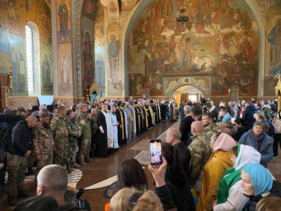 Бійку між вірянами УПЦ МП та ПЦУ у храмі в Черкасах поліція розслідує як хуліганство - рис. 6