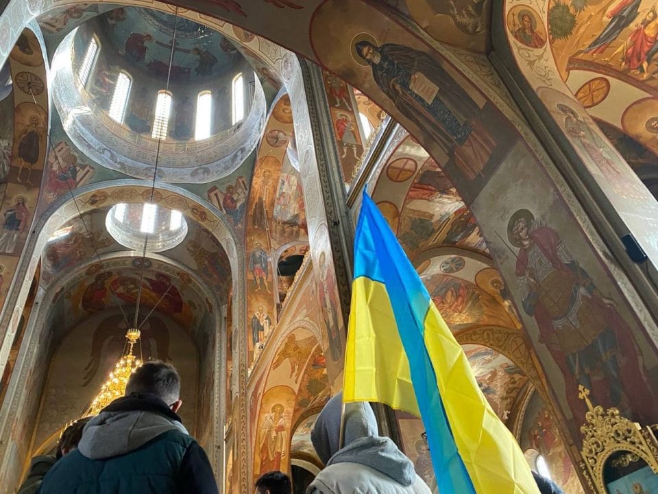 Бійку між вірянами УПЦ МП та ПЦУ у храмі в Черкасах поліція розслідує як хуліганство - рис. 7