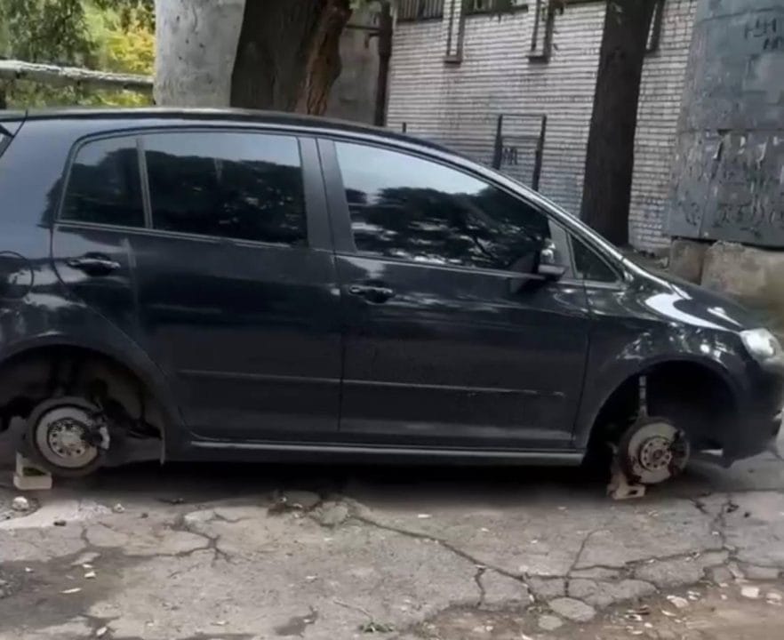 У Дніпрі на житломасиві Лівобережний невідомі вкрали з автівки усі колеса - рис. 1