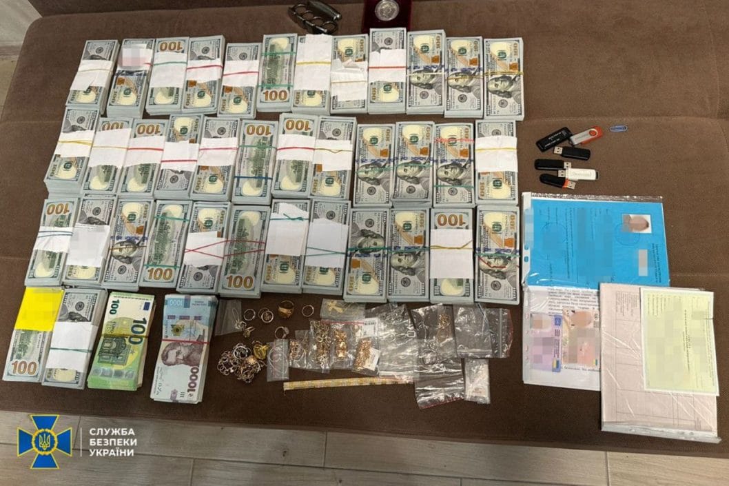 Квартиры, сотни тысяч долларов и паспорт рф у сына: СБУ разоблачила на коррупции руководительницу областной МСЭК в Николаеве - рис. 2