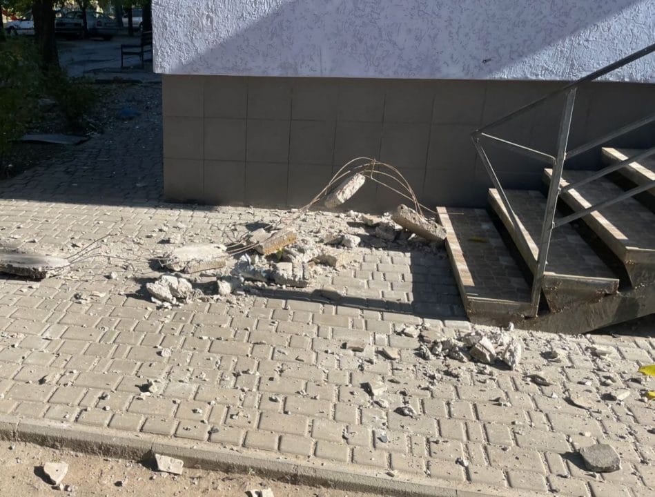 Повреждены дома, авто и ЛЭП: в результате обстрела Никопольщины пострадал 45-летний мужчина - рис. 2