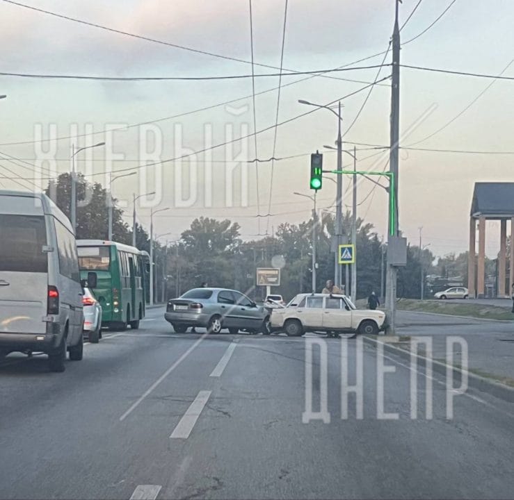 В Днепре на Солнечной Набережной произошла авария: движение затруднено - рис. 1