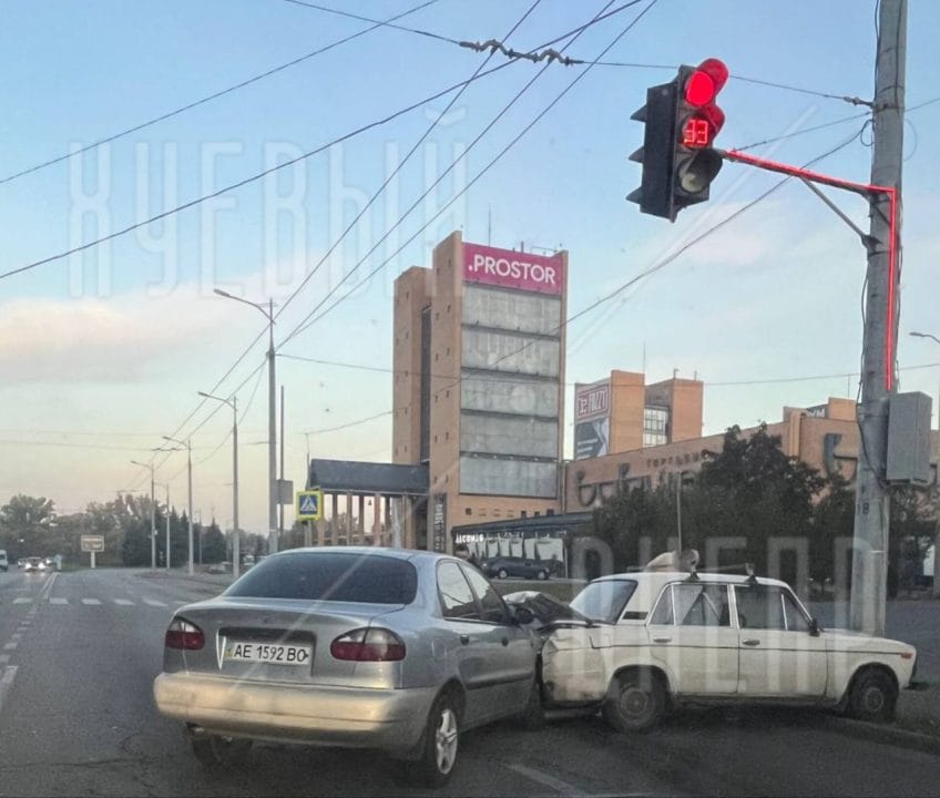 В Днепре на Солнечной Набережной произошла авария: движение затруднено - рис. 2