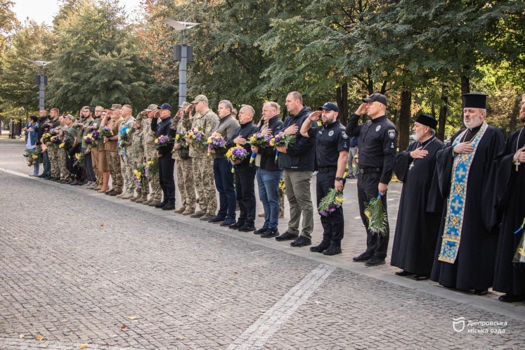 У Дніпрі у День захисників та захисниць України поклали квіти до меморіалу