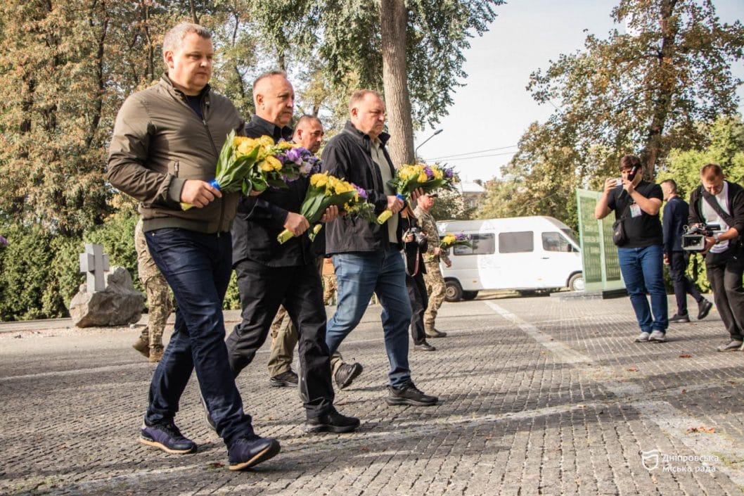 У Дніпрі у День захисників та захисниць України поклали квіти до меморіалу