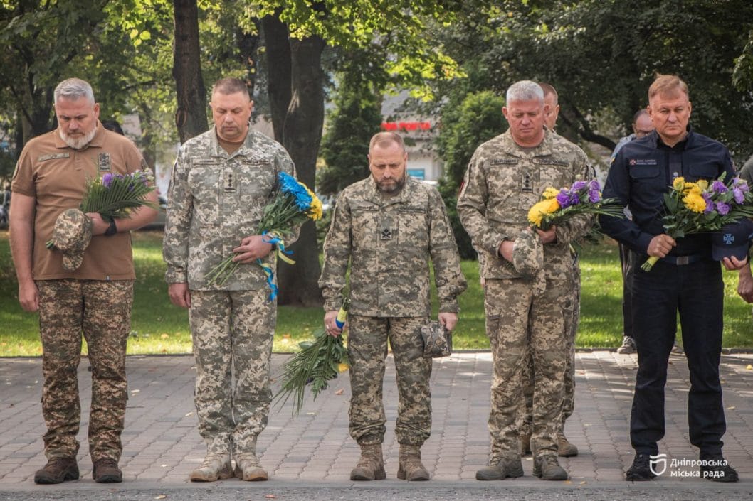 У Дніпрі у День захисників та захисниць України поклали квіти до меморіалу