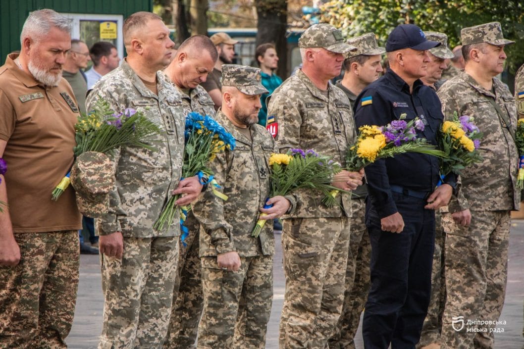 У Дніпрі у День захисників та захисниць України поклали квіти до меморіалу