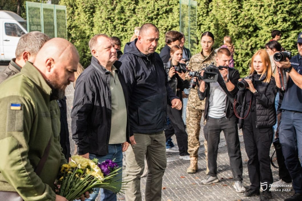 У Дніпрі у День захисників та захисниць України поклали квіти до меморіалу