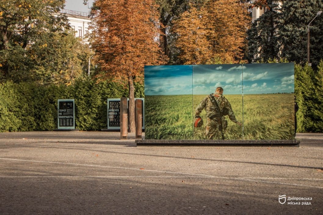 У Дніпрі у День захисників та захисниць України поклали квіти до меморіалу