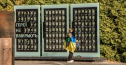 У Дніпрі у День захисників та захисниць України поклали квіти до меморіалу - рис. 1