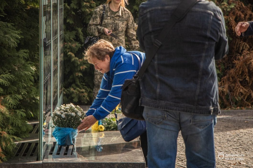 У Дніпрі у День захисників та захисниць України поклали квіти до меморіалу