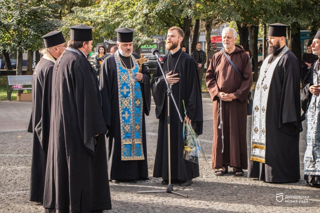 У Дніпрі у День захисників та захисниць України поклали квіти до меморіалу