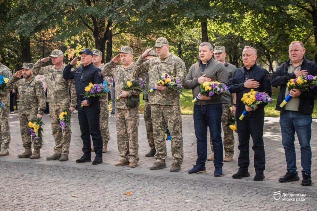 У Дніпрі у День захисників та захисниць України поклали квіти до меморіалу