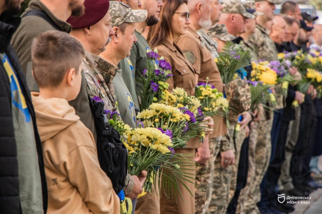 У Дніпрі у День захисників та захисниць України поклали квіти до меморіалу
