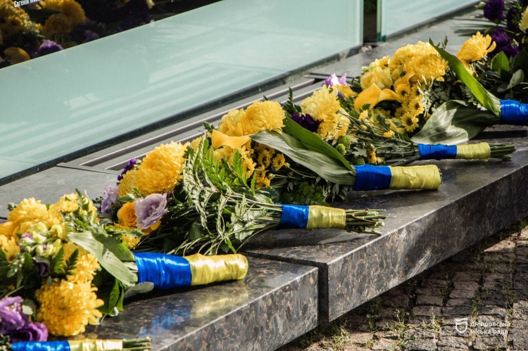 У Дніпрі у День захисників та захисниць України поклали квіти до меморіалу