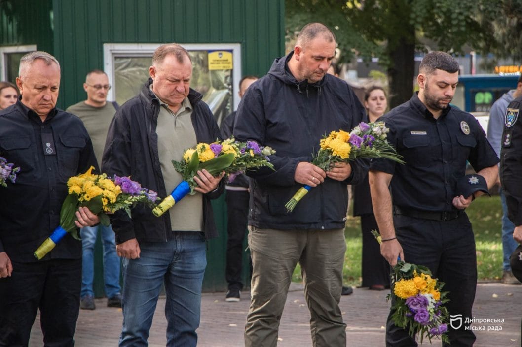 У Дніпрі у День захисників та захисниць України поклали квіти до меморіалу