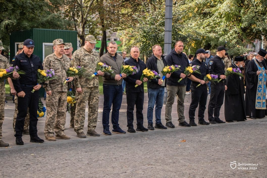 У Дніпрі у День захисників та захисниць України поклали квіти до меморіалу
