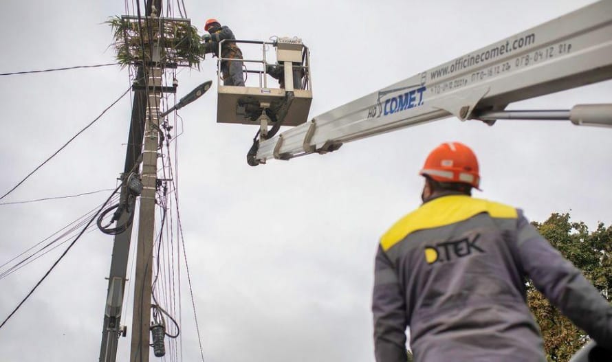 На Дніпропетровщині енергетики ДТЕК встановили безпечні платформи для гнізд білих лелек