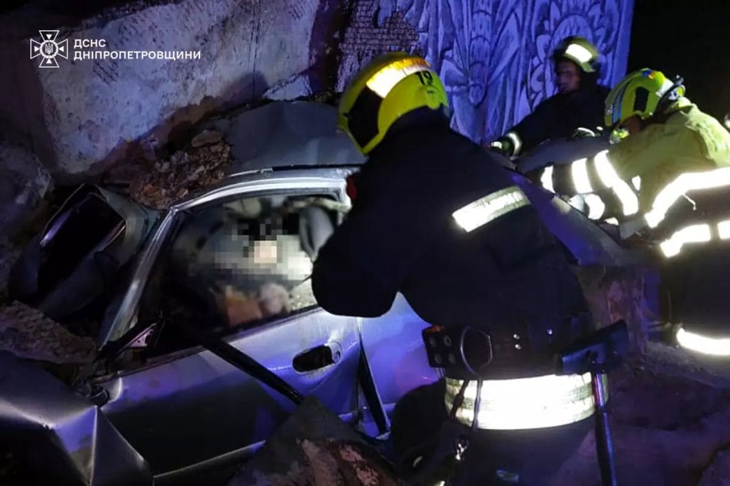 В пригороде Днепра легковушка «Mitsubishi Carisma» врезалась в стелу: водитель погиб - рис. 1