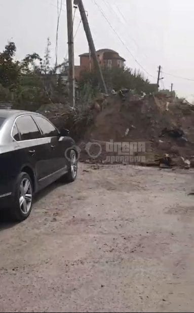 У Дніпрі мешканець перекрив дорогу, використовуючи бульдозер