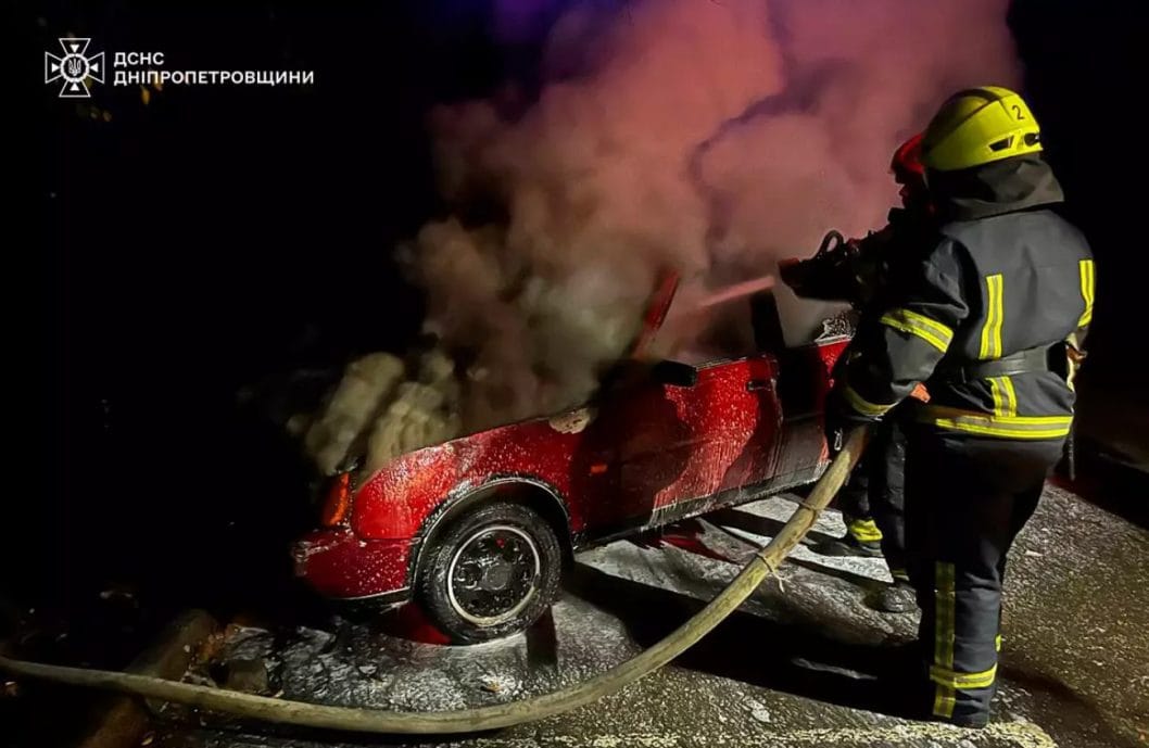 У Дніпрі посерез вулиці загорівся легковик
