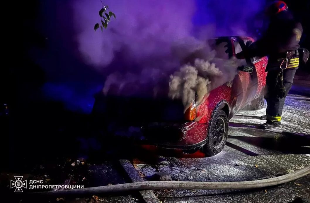 У Дніпрі посерез вулиці загорівся легковик