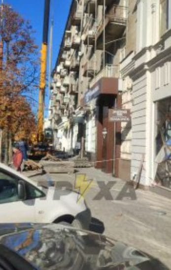 У Дніпрі внаслідок падіння каміння з будинку ледь не вбило людину